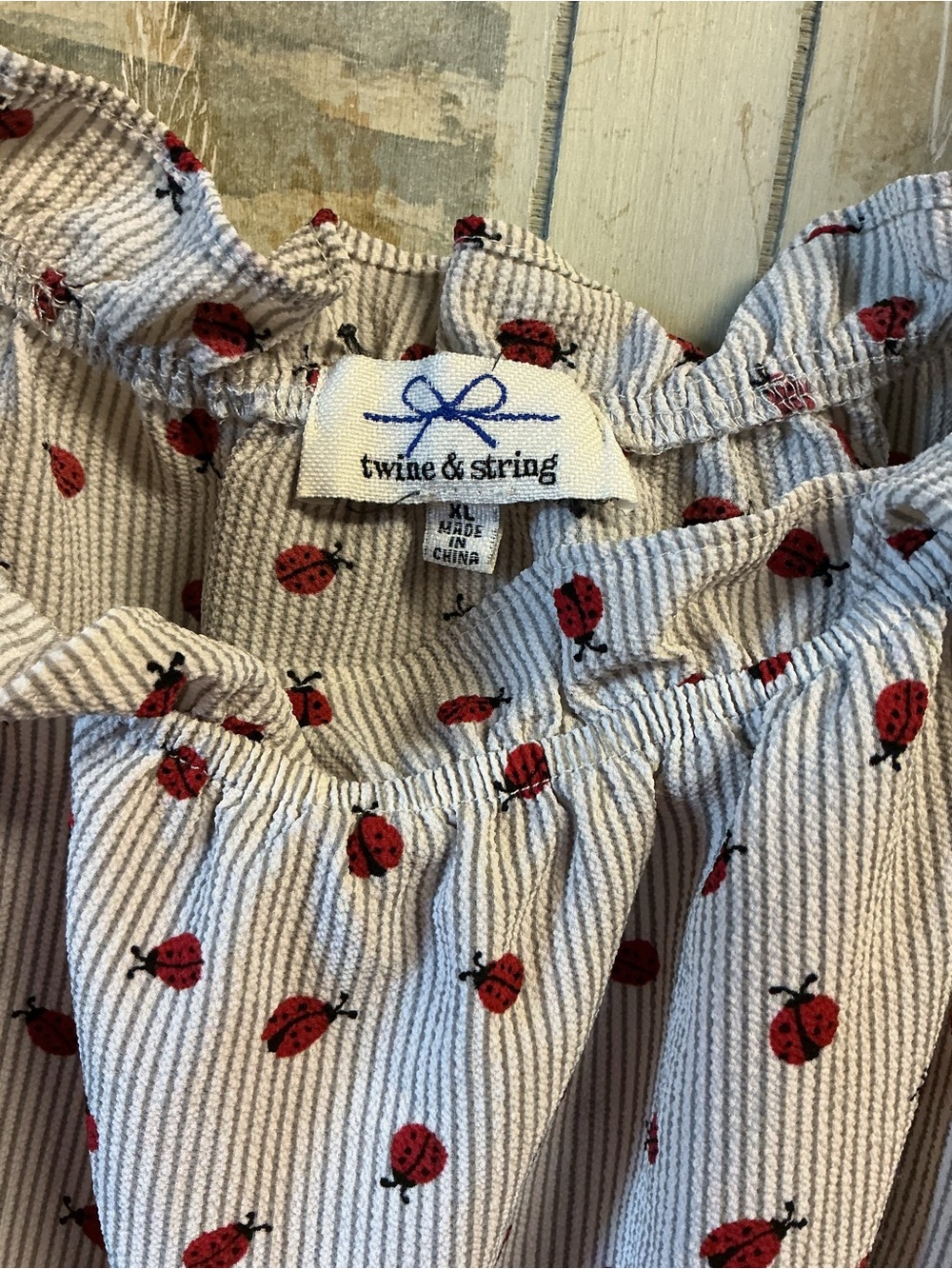 Twing & String Off-Shoulder ladybug Print Top - Picture 5 of 6